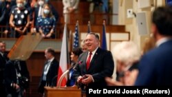 Secretarul de Stat al SUA, Mike Pompeo, zâmbește când ajunge la o întâlnire a senatului ceh, la începutul unui turneu european 