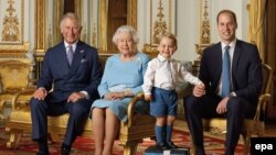 Nga e majta në të djathtë: Princi i Uellsit, Mbretëresha Elizabeth, Princi George dhe Duka i Kembrixhit.