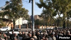 Работники завода «Наирит» проводят акцию протеста перед президентской резиденцией. Ереван, 12 ноября 2010 г. 