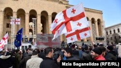 აქციაზე მოითხოვენ ვადამდელი საპარლამენტო არჩევნების ჩატარებას. 