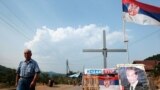 Poster sa likom premijera Rusije Vladimira Putina kod barikade u selu Rudare na Kosovu, septembar 2011.