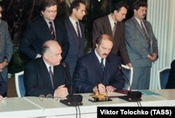 Віктар Чарнамырдзін і Аляксандар Лукашэнка. Менск, 22 лістапада 1996