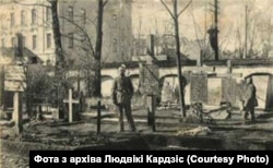 Той жа мур на Лютэранскіх могілках ў часе першай Сусьветнай вайны. Фота з архіва Людвікі Кардзіс.