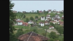 Tenis plac u kukuruzištu