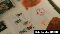 ანის ნახატებსა და სხვა სამახსოვრო ნივთებს დედა საწერ მაგიდაზე, შუშის ქვეშ ინახავს