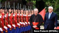 Državni sekretar Vatikana, kardinal Pjetro Parolin i crnogorski premijer Duško Marković tokom dočeka u Podgorici