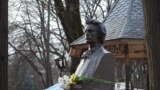 Bustul lui Mihai Eminescu de pe Aleea Clasicilor Literaturii Române din Grădina Publică „Ștefan cel Mare” din Chișinău. 