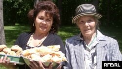 Торонто сабан туена Гүзәл Саяпова вак бәлеш, кош теле, Гакилә Хәлфина чәк-чәк пешереп алып килгәннәр. Фото Фәридә Самирханова хатыннан алынды.