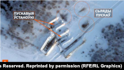 Сьляды ад імавернага запуску рэактыўных бесьпілётнікаў “Герань” з рэек пускавых установак на вайсковым аэрадроме Шаталава за 45 кілямэтраў ад мяжы Беларусі. Здымак 1 сакавіка 2026 году