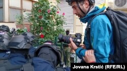 U toku jutra na kratko je priveden fotoreporter koji prati studentske proteste i blokade Gavrilo Andrić