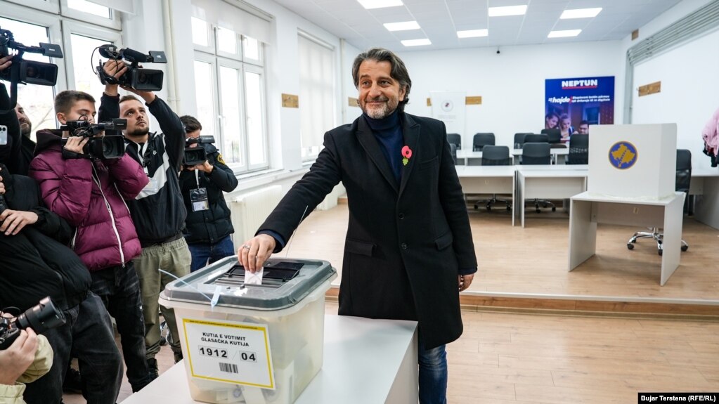 Kandidati i Lidhjes Demokratike të Kosovës për kryetar të Prishtinës, Përparim Rama, voton në balotazhin e 9 nëntorit në Prishtinë.