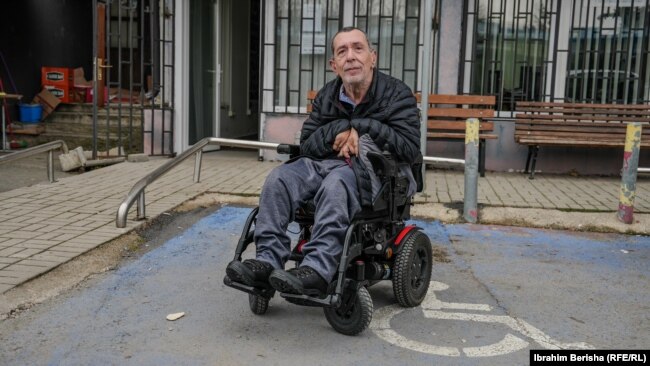 Faruk Kukaj para zyrës së tij, në shoqatën Handikos.