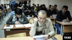 Ілюстрацыйнае фота: Мігранты здаюць экзамен па расейскай мове ў міграцыйным цэнтры ў Екацерынбургу, 13 студзеня 2015 году