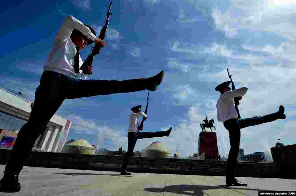 Kyrgyz honor guards march during the changing of the guards ceremony during celebrations marking the 29th anniversary of Kyrgyzstan&#39;s independence from the Soviet Union at Ala-Too Square in Bishkek on August 31. (AFP/Vyacheslav Oseledko)