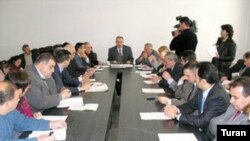 Toplantıda jurnalistlərin fəaliyyət imkanlarının getdikcə çətinləşdiyi vurğulanıb
