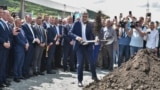 În iunie 2024, chiar înainte de alegerile locale, liderii coaliției - premierul Marcel Ciolacu (în prim-plan), președintele PNL, Nicolae Ciucă (în spatele premierului), și mai mulți miniștri - inaugurau împreună, simbolic, lucrările la metroul din Cluj.