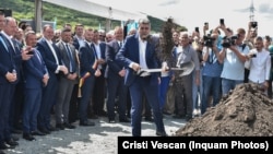 În iunie 2024, chiar înainte de alegerile locale, liderii coaliției - premierul Marcel Ciolacu (în prim-plan), președintele PNL, Nicolae Ciucă (în spatele premierului), și mai mulți miniștri - inaugurau împreună, simbolic, lucrările la metroul din Cluj.