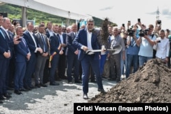 În 5 iunie, premierul Marcel Ciolacu participa la inaugurarea simbolică a lucrărilor la metroul din Cluj-Napoca. Peste 3 luni, afirma că finanțarea din PNRR a proiectului ar urma să fie pierdută.