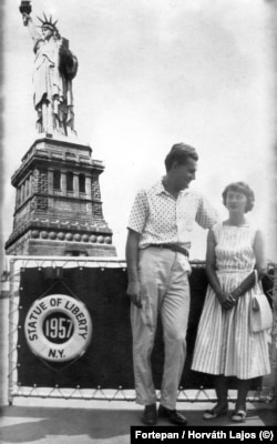 Amikor még disszidensnek, és nem a nemzet részének számítottak: emigránsok a New York-i Szabadság-szobor előtt 1957-ben