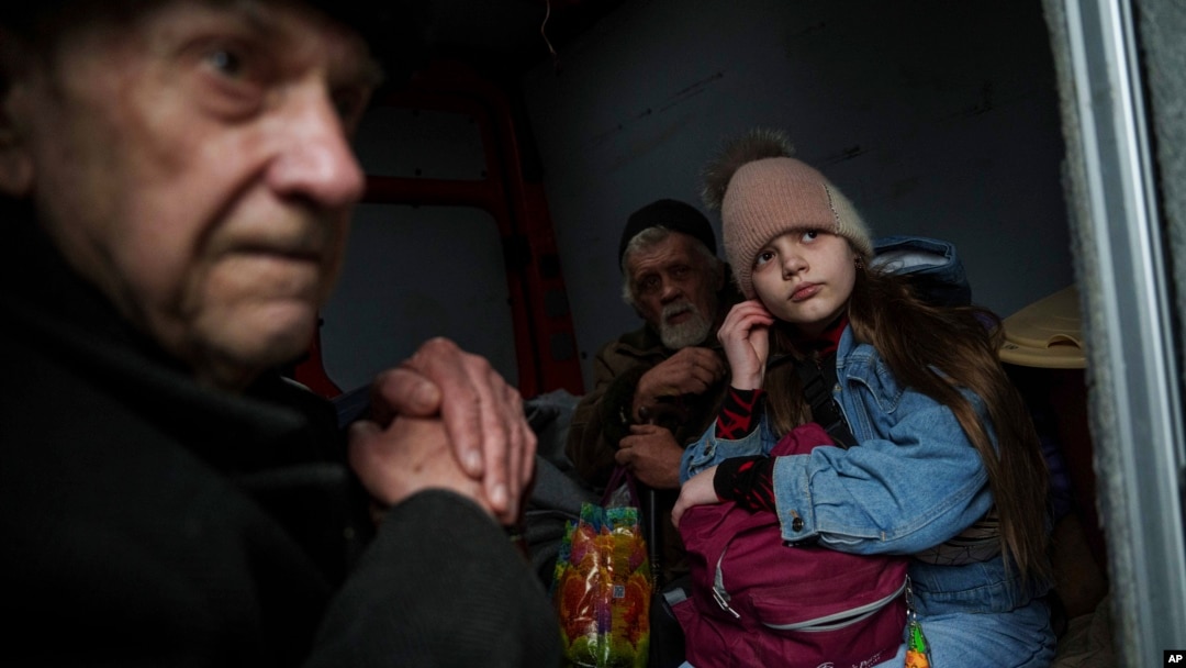 O familie stă într-o dubă și așteaptă să fie evacuată din orașul ucrainean Pokrovsk de pe linia frontului, la sfârșitul lunii trecute. 