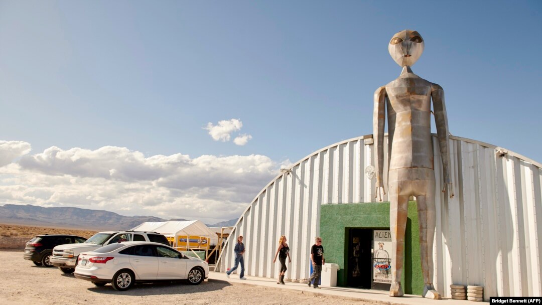 Storm Area 51 Basecamp, în Alien Research Center, Nevada, SUA, loc de pelerinaj pentru cei care cred în extratereștri și OZN-uri (UFO).