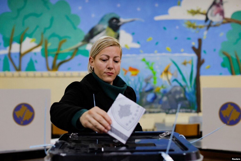 Një grua duke votuar në një qendër votimi në Mitrovicën e Veriut, Kosovë, 9 shkurt 2025.