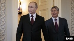 Орус президенти Владимир Путин менен Кыргызстандын мурдагы президенти Алмазбек Атамбаев. 16-март, 2015-жыл. 