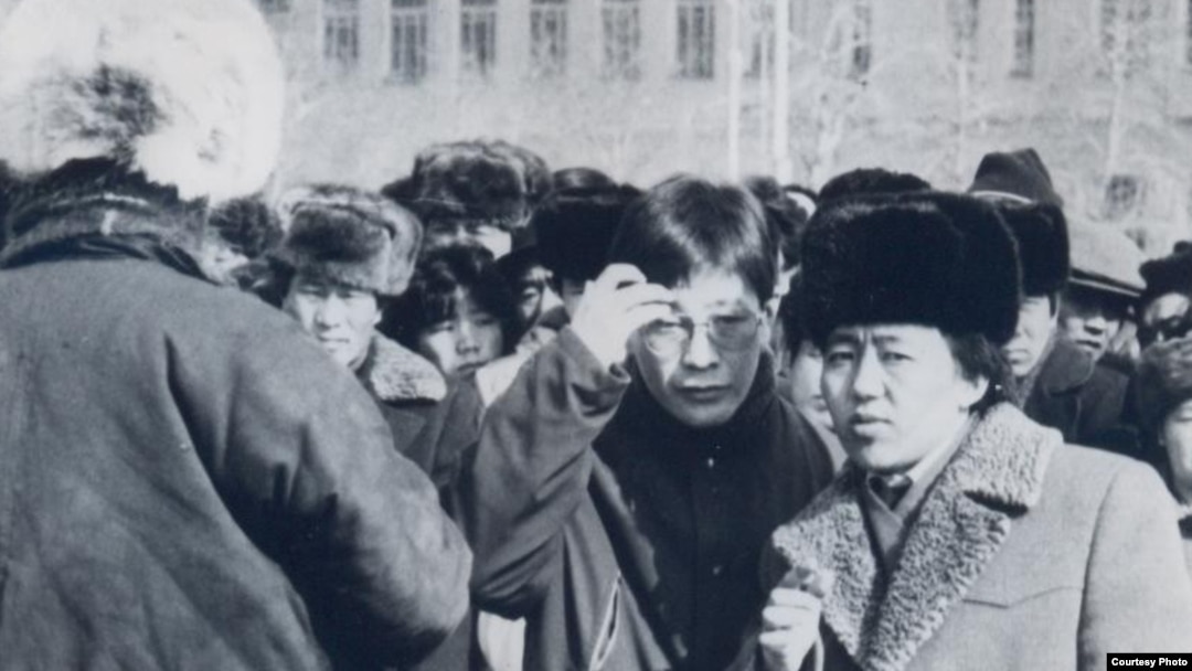Sancaasuren Zoriq (eynəkli) 1990-cı illərdəki nümayişlərdə 