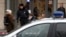 Полиция блокирует вход в здание, куда поступило сообщение о бомбе