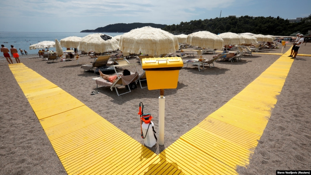 Plaža nadomak Budve u leto 2020. godine, tokom pandemije korona virusa. (arhivska fotografija)