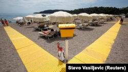 Sredstvo za dezinfekciju na plaži hotela Splendid u Budvi, tokom ljetne sezone u avgustu 2020. godine. Turistička posjeta je u godini pandemije u Crnoj Gori opala za skoro 83 odsto