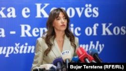 Kryetarja e Kuvendit të Kosovës, Albulena Haxhiu, në konferencë për media, më 4 mars 2026.