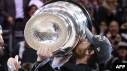 Хоккеист Джонатан Куик целует Кубок Стенли, Лос-Анджлес, 11 июня 2012