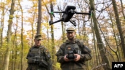 Një rekrut i forcave të armatosura gjermane kontrollon një dron gjatë një stërvitjeje ushtarake në nëntor 2025. 