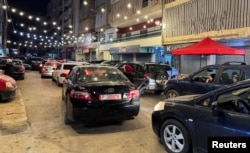 Люди виїжджають на своїх машинах після ізраїльських ударів по південних передмістях Бейрута, Ліван, 2 березня 2026 року