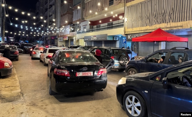 Люди виїжджають на своїх машинах після ізраїльських ударів по південних передмістях Бейрута, Ліван, 2 березня 2026 року