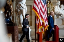 Президент США Джо Байден (праворуч) і спікер Палати представників Майк Джонсон прибувають на Національний молитовний сніданок у Капітолії у Вашингтоні 1 лютого