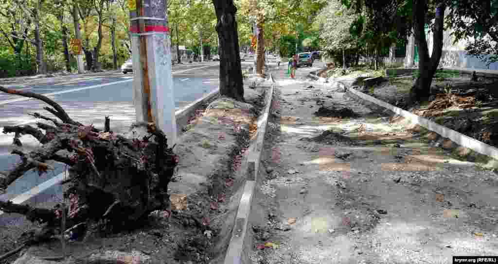 А на улице Киевской, к которой перпендикулярно примыкает Ленинградская, тем временем в разгаре дорожно-ремонтные работы