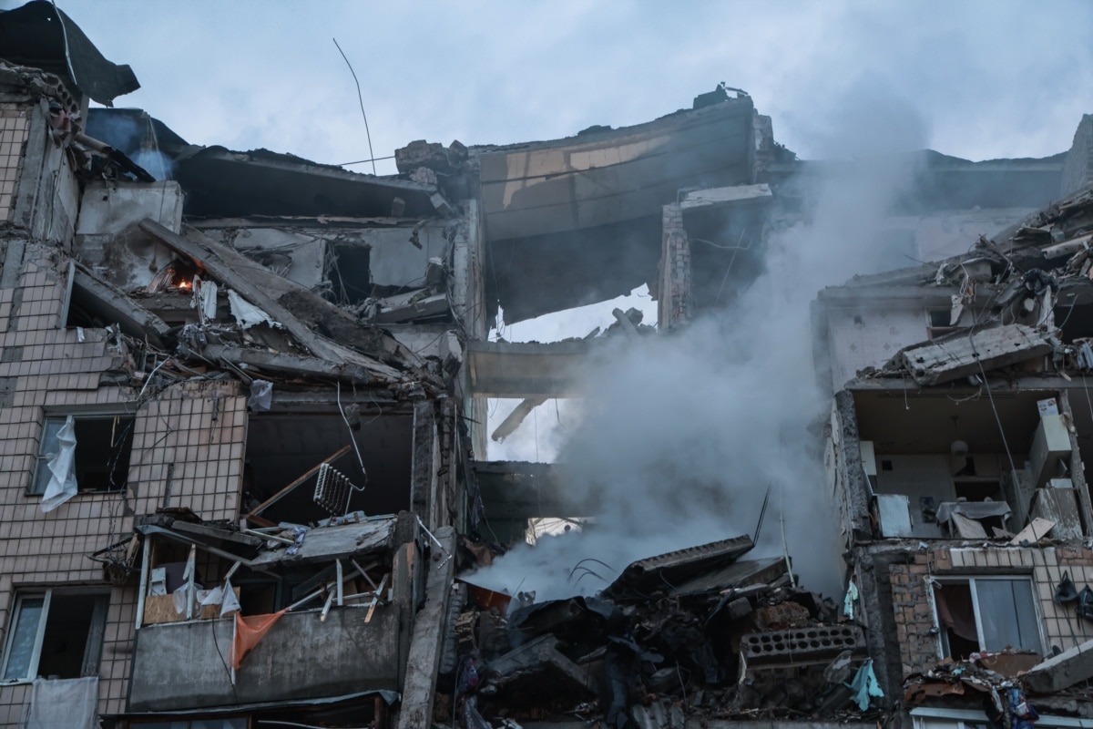 Будинок, в який армія РФ поцілила під час обстрілу. Руйнування сягнули кількох поверхів – з девʼятого по пʼятий