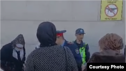 Балдарына ВИЧ жуккан энелер Бишкекке келип, бийликке кайрылды. 24-март, 2026