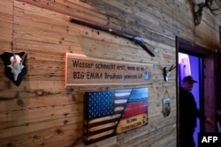 Steagul american înfrățit cu cel german la restaurantul Big Emma, din Ramstein, într-o fotografie din 26 februarie 2025.