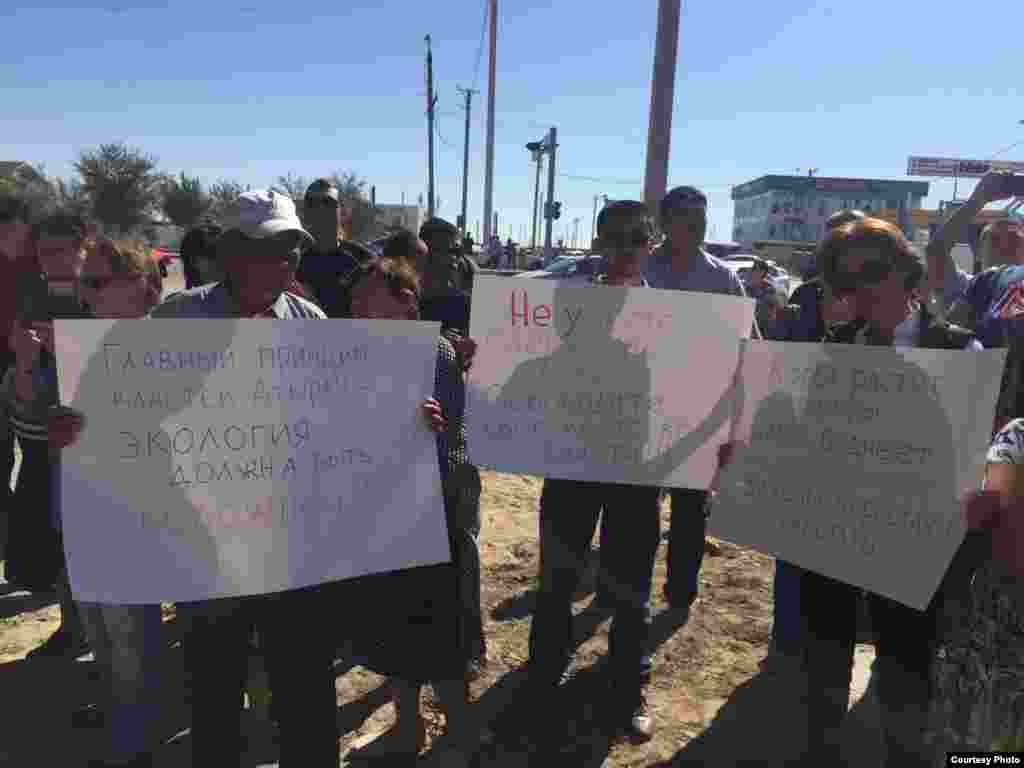 Участники акции протеста держат в руках плакаты с разными обращениями в адрес местных властей.&nbsp;