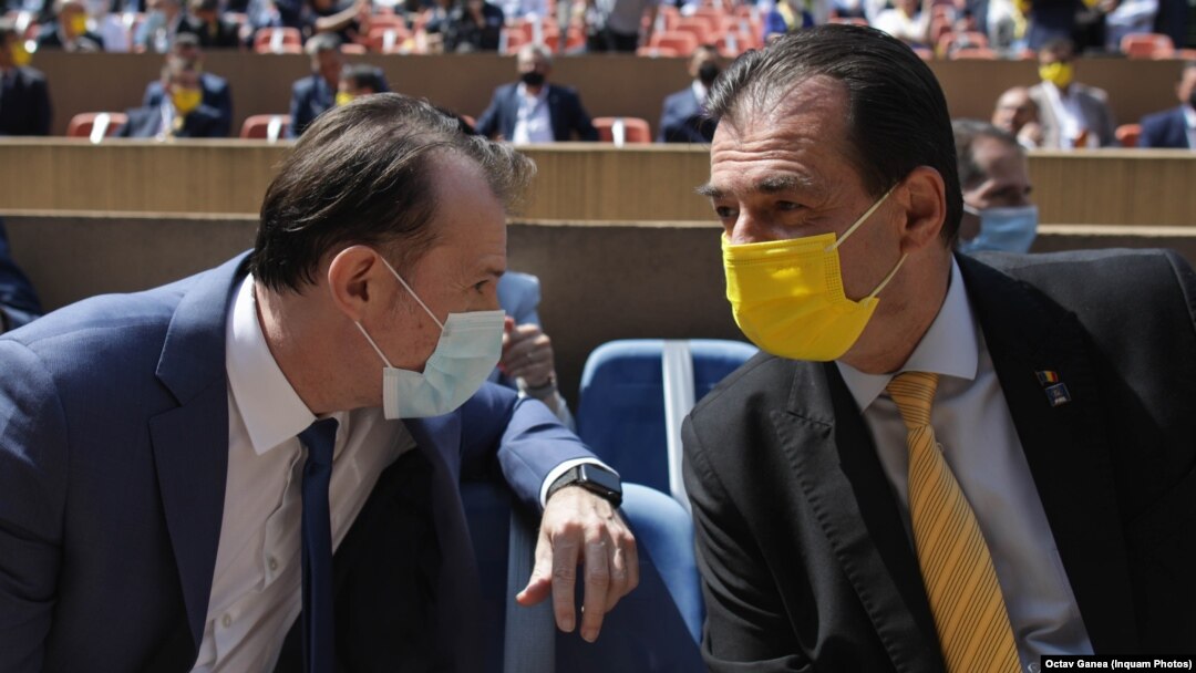 Florin Cîțu și Ludovic Orban merg prin organizațiile județene pentru a-și convinge colegii să îi voteze la Congres. O grupare a ales însă o altă strategie. Imagine: Florin Cîțu (stânga), Ludovic Orban (dreapta), 2021