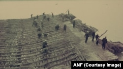 Militari în termen lucrând la finalizarea Canalului Dunăre - Marea Neagră la începutul anilor 1980. Captură video dintr-un reportaj de epocă (ANF) care spune expres că e vorba de militari în termen.