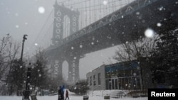 Porodica u posjeti parku Brooklyn Bridge, New York, SAD, 25. januara 2026.
