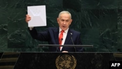 بنیامین ننانیاهو نخست‌وزیر اسرائیل در اننقاد از حکومت ایران، یک ترمینال استارلینک را نشان داد