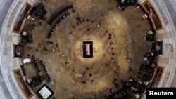 Гроб с телом сенатора Джона Маккейна под куполом ротонды Капитолия, Вашингтон, 31 августа 2018 год
