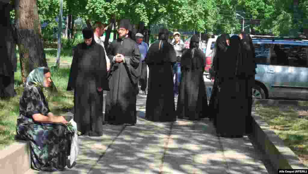 Preoți și enoriași în scuarul Catedralei Metropolitane