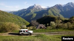 Zdravstveni radnici i volonteri Crvenog krsta voze kroz udaljenu planinsku regiju Gornje Morače u kampanji vakcinacije udaljenog stanovništva, 10. maj 2021.
