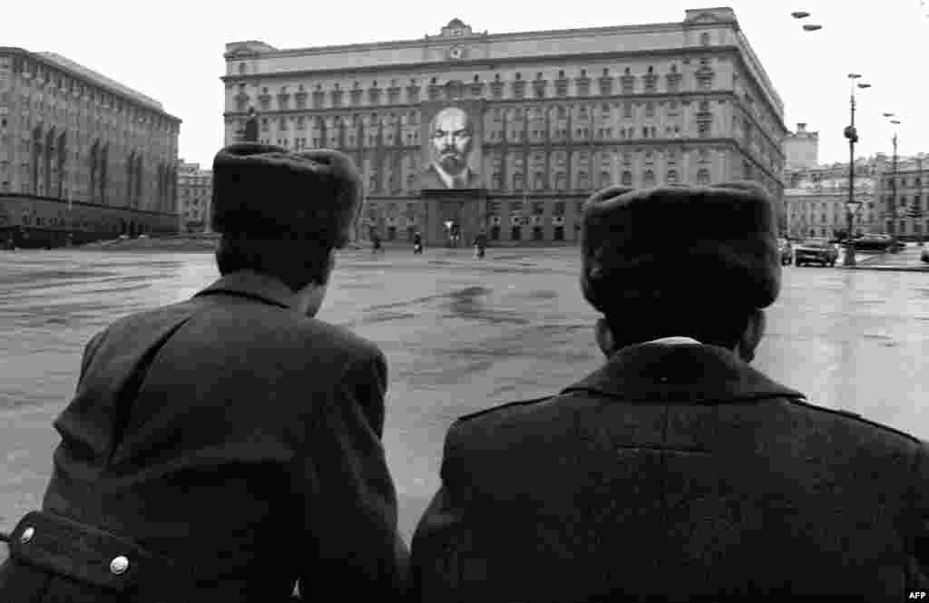 Miliția sovietică, în fața sediului KGB de la Moscova, 1970